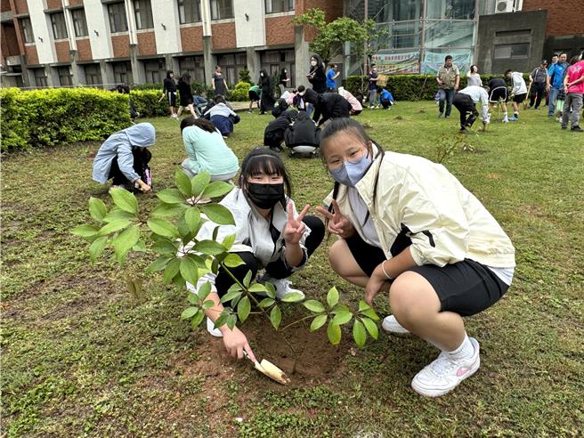 很多小學生都是第一次參加植樹活動，感到很新鮮，也希望金門能夠多種樹，慢慢恢復往日金門綠意盎然的風貌。 (于家麒攝)