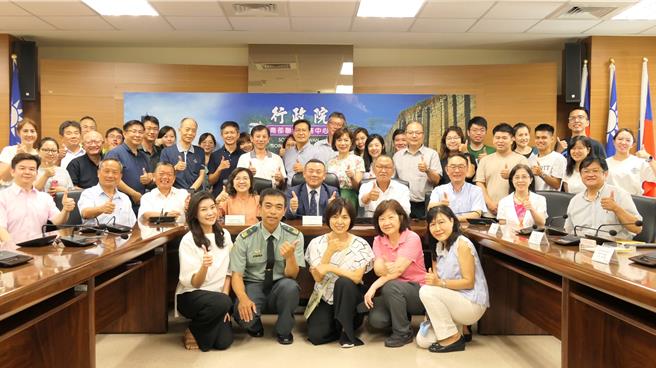 行政院南部联合服务中心许乃文执行长于今(21)日就职典礼，全体同仁及合署办公单位长官大合照。（柯宗纬翻摄）