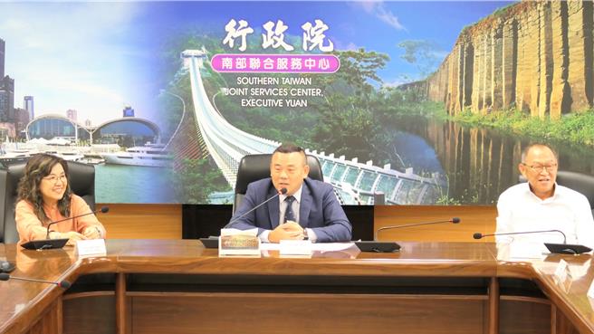 行政院南部联合服务中心许乃文执行长(中)于今(21)日就职，副执行长陈慧玲(左)及副执行长陈文亮(右)共同参与。