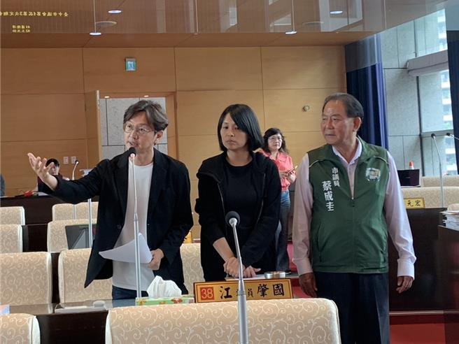 蓝白联手推动国会改革案，引爆立院大乱斗。民进党议员江肇国（左一）等多位议员21日询问台中市长卢秀燕是否支持该法案？对于立院程序黑箱、暴力怎么的看法。（市议员江肇国提供／潘虹恩台中传真）