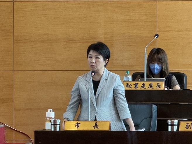 蓝白联手推动国会改革案，引爆立院大乱斗。民进党议员江肇国（左一）等多位议员21日询问台中市长卢秀燕是否支持该法案？卢秀燕说，她同意比照美国国会制度对于个人不法或违法失职有调查权，且该案符合立院程序和议事规则。（潘虹恩摄）