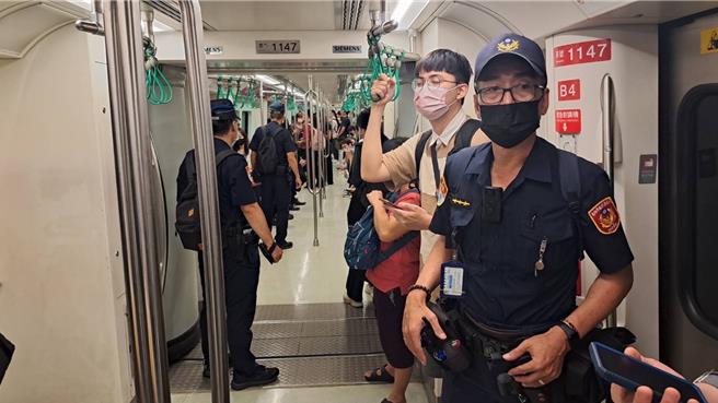 高雄警于高雄捷运及轻轨加强安全维护。 （翻摄照片／洪靖宜高雄传真）