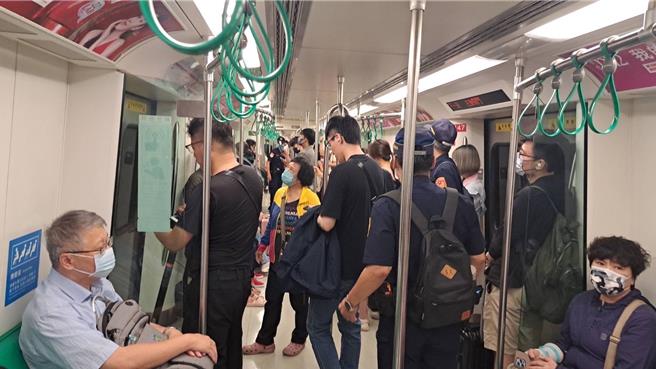 高雄警于高雄捷运及轻轨加强安全维护。  （翻摄照片／洪靖宜高雄传真）