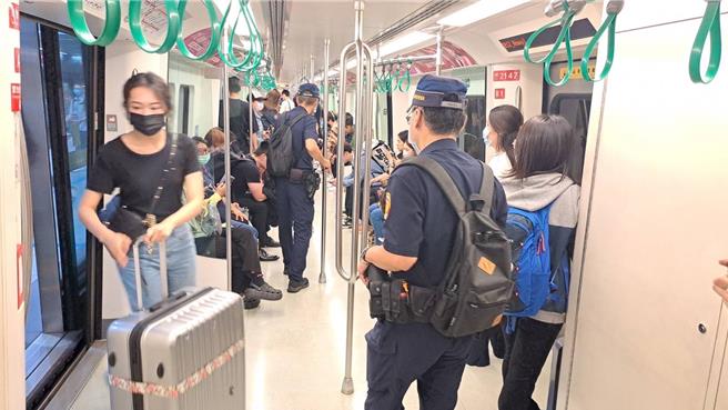 高雄警于高雄捷运及轻轨加强安全维护。 （翻摄照片／洪靖宜高雄传真）