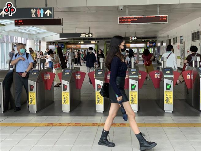 台中捷運21日發生男子持刀砍人，引發公安疑慮。台北捷運公司表示，已立即通告全系統各單位提高警戒、加強巡檢，發現可疑人、事、物立即回報行控中心。（本報資料照片）