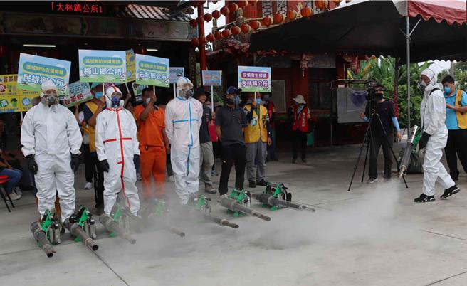 21日嘉義縣環保局、衛生局在大林鎮朝傳宮舉辦「嘉義縣登革熱疫情區域聯防實兵演練」。（呂妍庭攝）