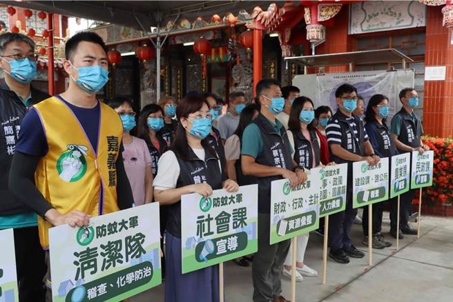 21日嘉義縣環保局、衛生局在大林鎮朝傳宮舉辦「嘉義縣登革熱疫情區域聯防實兵演練」。（呂妍庭攝）