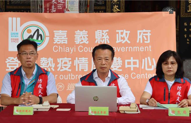 21日嘉義縣環保局、衛生局在大林鎮朝傳宮舉辦「嘉義縣登革熱疫情區域聯防實兵演練」。（呂妍庭攝）