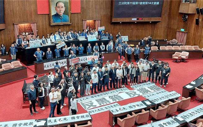 国民党团总召傅昆萁指出，执政党有这么多的资源，眷养这么多人来抗争，但到底抗争什么条文？当家还闹事。（姚志平摄）