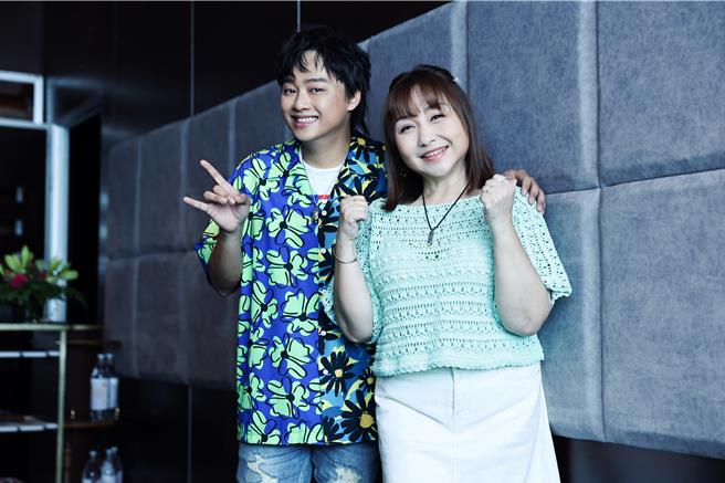 賴銘偉今演唱會記者會，民歌天后鄭怡站台。（羅永銘攝）