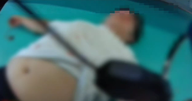 台中捷運今上午驚傳砍殺事件，20歲洪姓男子不明原因忽然在車廂持刀對著亂砍。（圖 / 王煌忠翻攝）