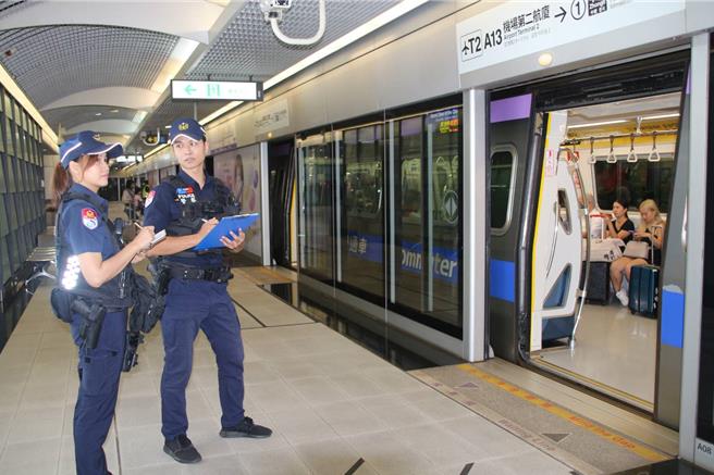 台中捷運今天發生男子持刀傷人案件，桃園捷運警察隊為避免出現模仿效應，通告全線執勤人員加強警戒。（桃園捷運警察隊提供／呂筱蟬桃園傳真）