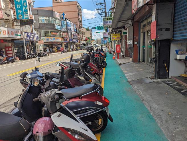 八德區永豐路在周邊店家要求下，於通學廊道旁硬畫設機車格，不但更危險，尖峰時間必塞半小時。(呂林小鳳提供／蔡依珍桃園傳真)