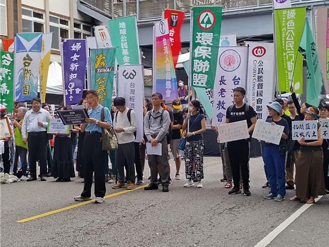 璞玉自救会与救璞玉公民行动，下午1点15分于内政部国土管理署召开记者会，呼吁内政部都委会应直接否决台知计画。（摘自台湾环境保护联盟）