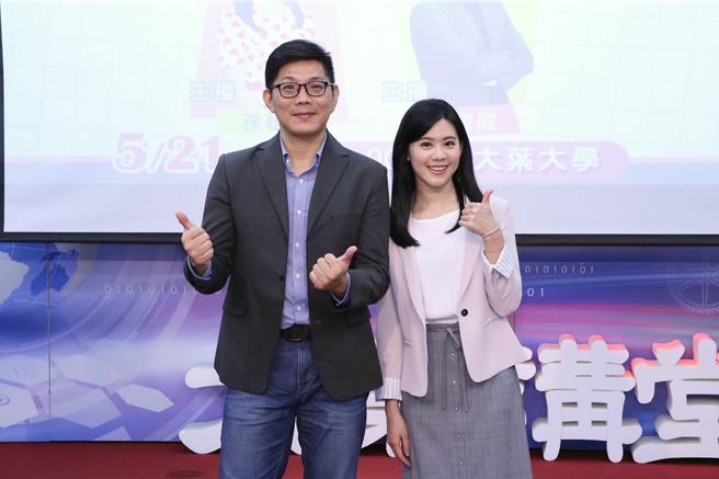 《老Z調查線》主持人周寬展（左）偕同主播孫怡琳前進彰化大葉大學經驗分享。（圖／中天提供）