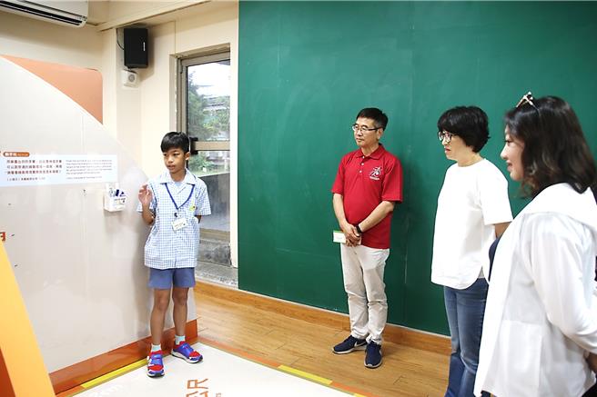 东海国小教学团队针对展览内容在校内培育小小导览员。（台东县政府提供／萧嘉蕙台东传真）