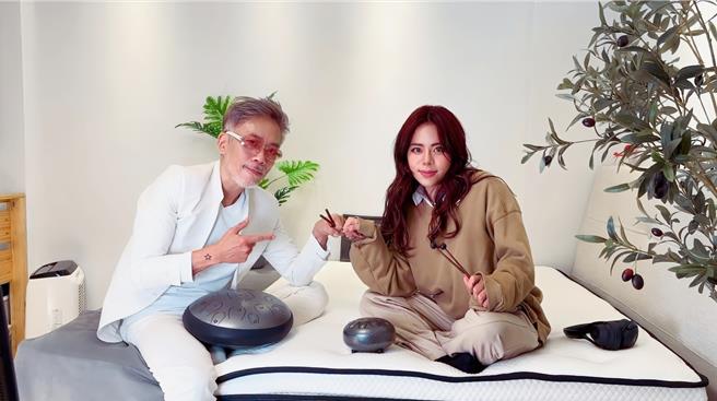 夏沐日前送爸爸凃惠源手工床垫。（图／觉醒家居提供）