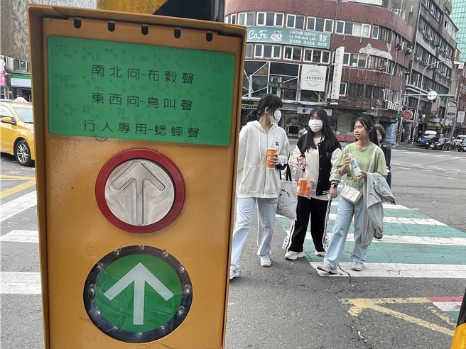 桃市交通局表示，为保障视障者过马路安全性，在选点过程遭遇困难，除调整号志运作时间，也会与视障单位团体讨论设置地点，今年将于各行政区再增设11处有声号志。（吕筱蝉摄）