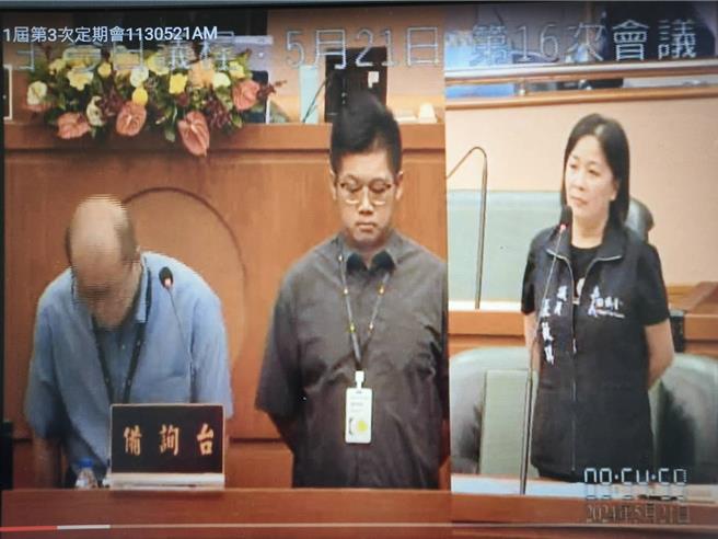 嘉义市警一分局长何明祥今天在议会向议员张敏琪鞠躬致歉。（嘉义市议会网站提供／廖素慧嘉市传真）