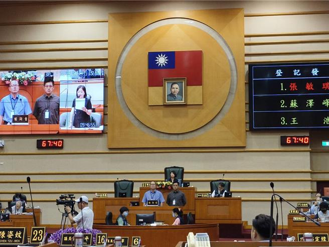 嘉义市议员张敏琪今天针对自己被卷入林炜轩议员遇袭案质询警察局。（廖素慧摄）