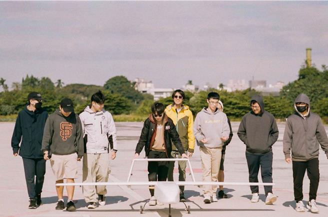 中正大學研發長兼機械系特聘教授陳世樂與校內各領域專家學者，籌組無人機團隊。（中正大學提供∕呂妍庭嘉義傳真）