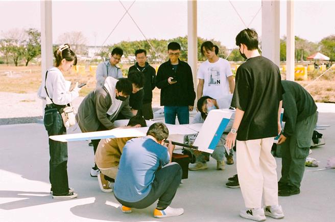 中正大學研發長兼機械系特聘教授陳世樂與校內各領域專家學者，籌組無人機團隊。（中正大學提供∕呂妍庭嘉義傳真）