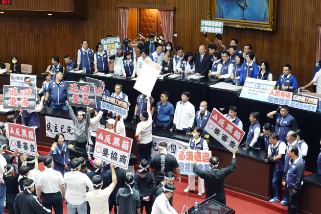 立法院21日院会继续处理国会改革相关法案，院长韩国瑜（右上）呼吁朝野能和谐议事，民进党立委则拿着「反黑箱，要协商」等标语在台下抗议（左下）。（资料照／姚志平摄）