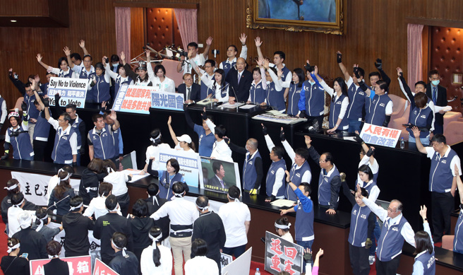 立法院21日院会继续处理国会改革相关法案，在院长韩国瑜宣布以举手表决方式进行下，国民党与民眾党以人数优势通过「立法院职权行使法」第25条修法二读。（姚志平摄）