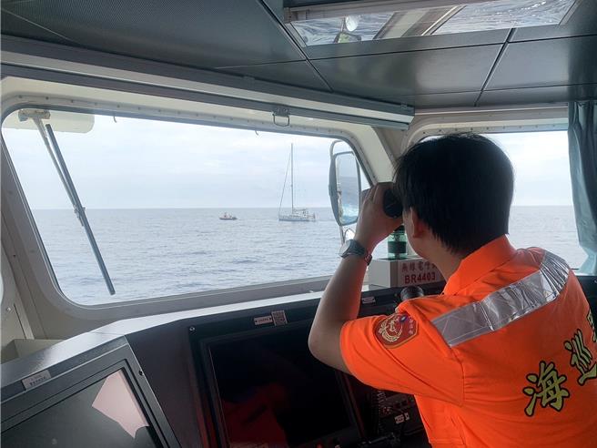 馬來西亞籍遊艇失去動力，發出遇險信號後失去聯繫，海巡署趕往救援，終於搜尋到下落，伴航返台，並由屏東縣海上救難協會拖帶進入屏東大鵬灣。（海巡署艦隊分署提供／羅琦文屏東傳真）