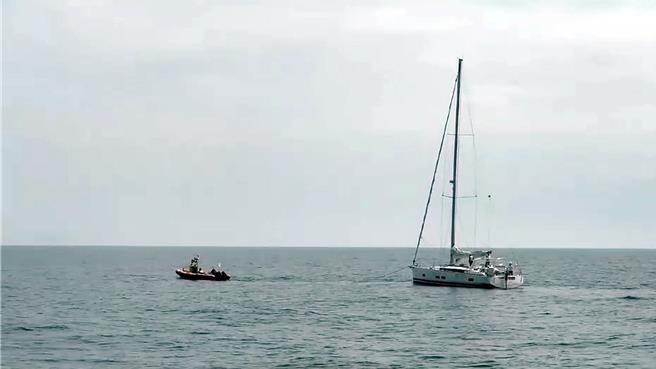 屏東縣海上救難協會拖帶進入屏東大鵬灣。（海巡署艦隊分署提供／羅琦文屏東傳真）