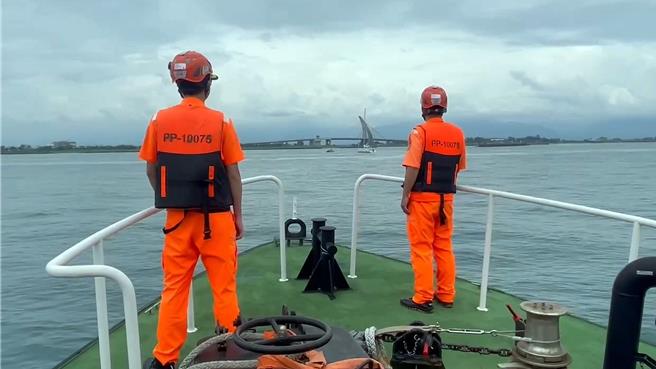 海巡戒護拖帶進港。（海巡署艦隊分署提供／羅琦文屏東傳真）