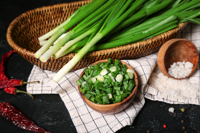 葱是餐桌上常见配料之一，虽作为调味角色，却能为健康带来不少好处。（示意图，Shutterstock／达志）