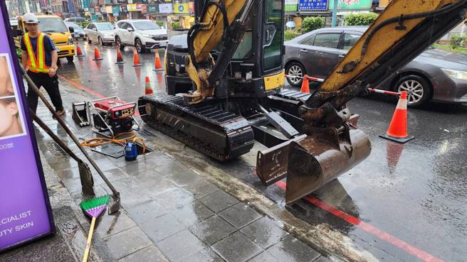 新店北新路三段上，有路面凹陷状况，工程单位立即到场抢修。（翻摄画面）
