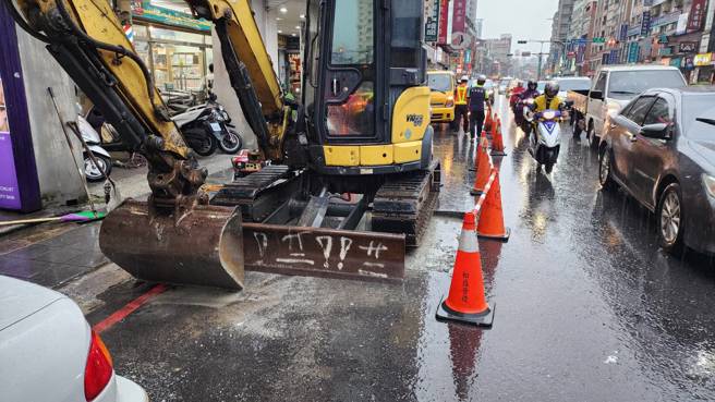 新店北新路三段上，有路面凹陷状况，工程单位立即到场抢修。（翻摄画面）