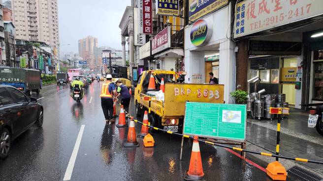 新店北新路三段上，有路面凹陷状况，工程单位立即到场抢修。（翻摄画面）