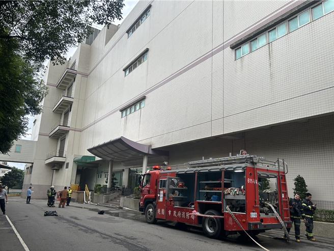 欣興電子蘆竹二廠今日下午4時45分傳火警。（桃園市消防局提供）