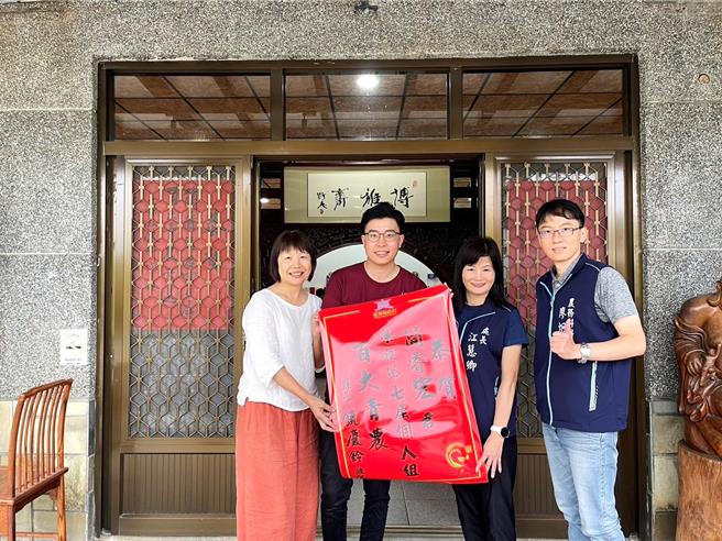 台东县鹿野乡茶农子弟简睿宏（左二）获选第7届百大青农。（台东县政府提供／萧嘉蕙台东传真）