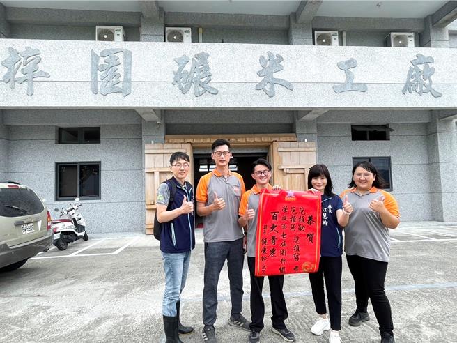 关山镇青农范植勛（左二）、范植巽（中）、范植皙（右一）3兄妹获选第7届百大青农团体组。（台东县政府提供／萧嘉蕙台东传真）