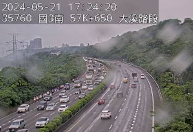 因為遊覽車故障，車上乘客居然走在路肩，此行為相當危險。（翻攝國道1968）