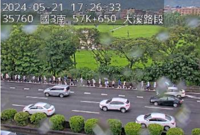 因為遊覽車故障，車上乘客居然走在路肩，此行為相當危險。（翻攝國道1968）