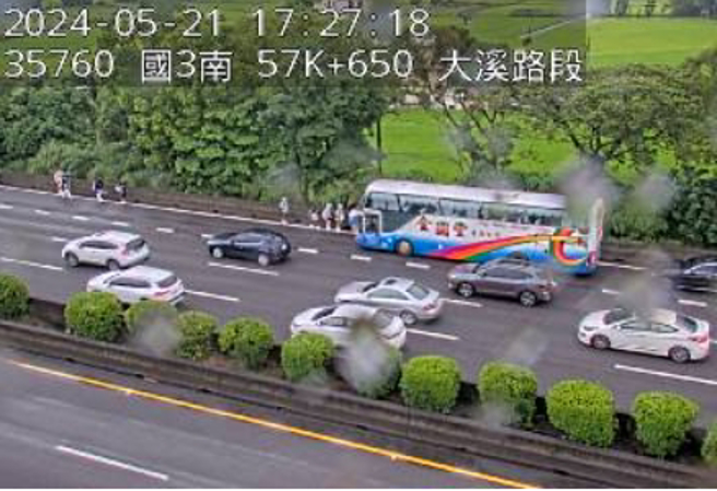 遊覽車公司的接駁車趕到現場，這些乘客才趕緊上車離開。（翻攝國道1968）