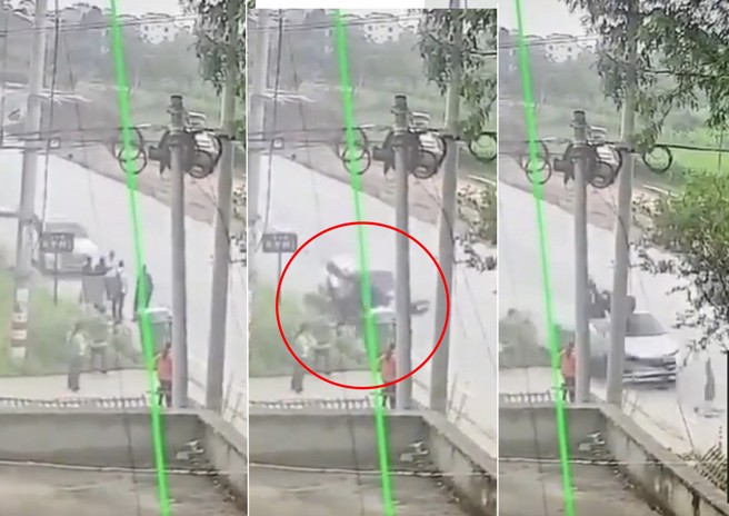 白色休旅车朝路边等公车的人潮高速撞上去。（图/翻摄微博）