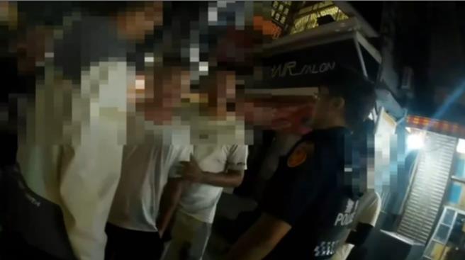 高雄鳳山一起車禍演變成雙方人馬叫囂，警方到場喝令雙方人馬離開現場。（警方提供／任義宇高雄傳真）