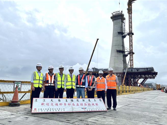 交通部長李孟諺21日視察淡江大橋及其聯絡道路新建工程。（交通部提供／蔡明亘台北傳真）