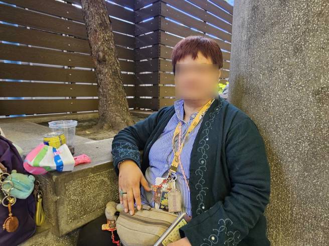 蔣女順利申請低收補助，每周在「芒草心」做便當賺生活費。(游定剛拍攝)