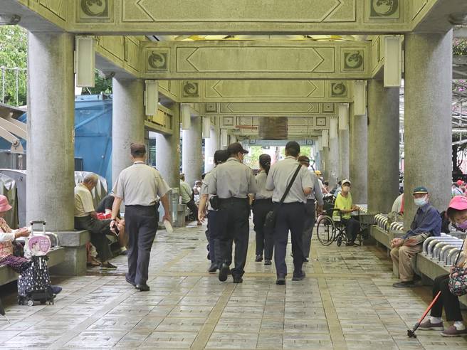 北市艋舺公園有駐衛警巡邏管理街友。(游定剛拍攝)