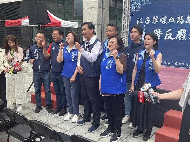 林国春、陈仪君、金瑞龙等议员呼口号反废死。（王扬杰摄）