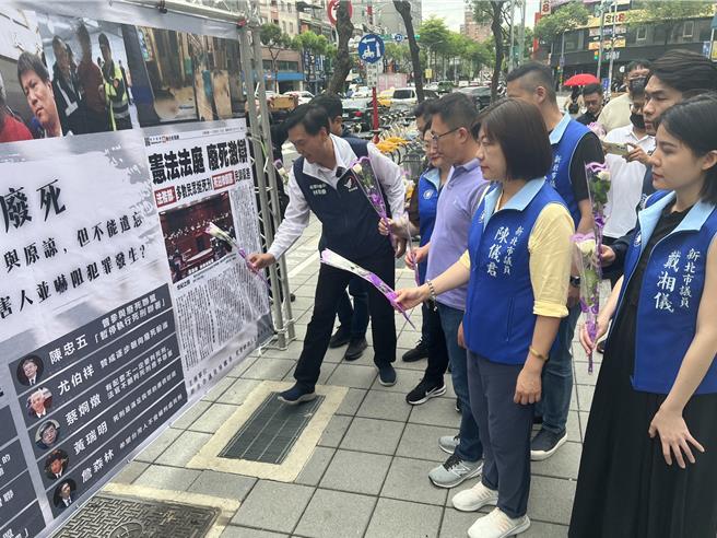 多位国民党新北市议员献上小白花悼念。（王扬杰摄）