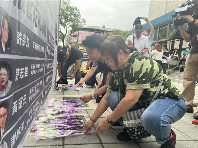 民眾主动献上小白花悼念。（王扬杰摄）