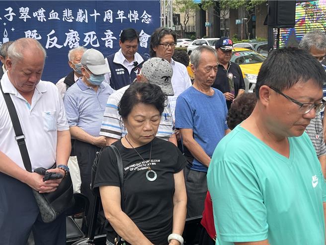 下午4时22分现场默哀3分钟。（王扬杰摄）